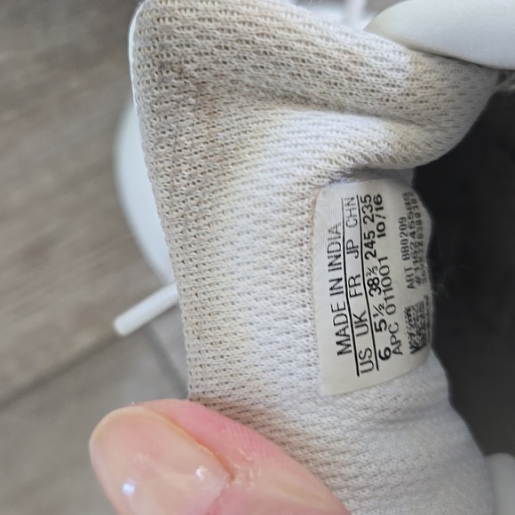 Addidas White and Gold Sneakers (Size 6 Mens Or Size 8 Womens) - Picture 6 of 6